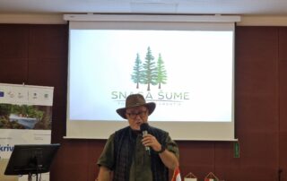 Amos M. Clifford odgovarja na vprašanja udeležencev kongresa